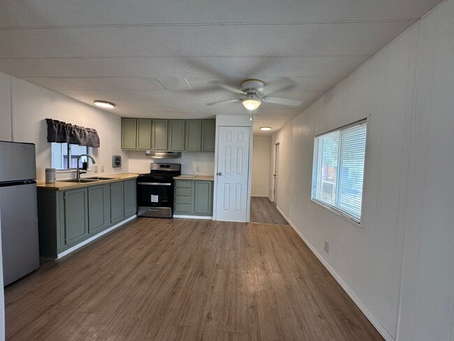 Building Photo - 1 BR 1Ba with enclosed Porch/Patio, fenced yard, RV Parking