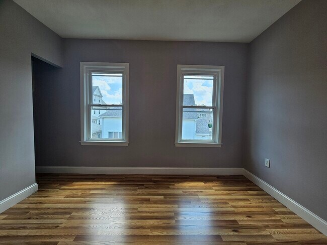 Building Photo - 33 Linden St