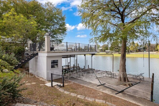 Building Photo - 180 Lake Ridge Dr