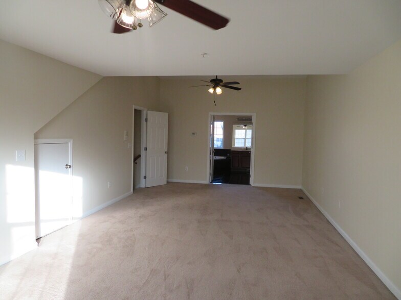 Building Photo - 3700 Bedford Dr