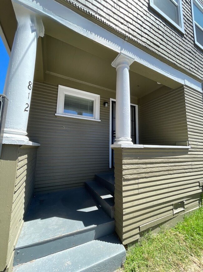 Building Photo - 812 20th St