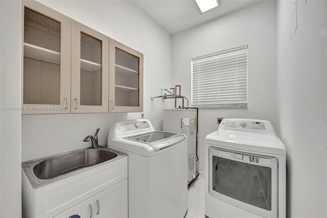 Building Photo - 6841 SW 71st Ave