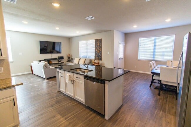 Building Photo - 2221 Middle Rdg Dr