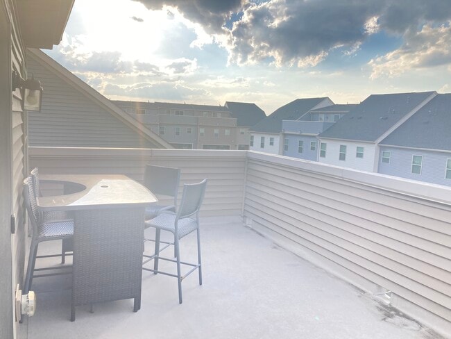 Building Photo - 5767 Meadowood St