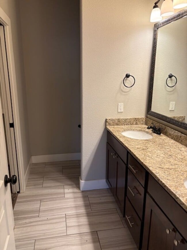 Building Photo - BEAUTIFUL TOWNHOUSE IN A GREAT LOCATION!!!