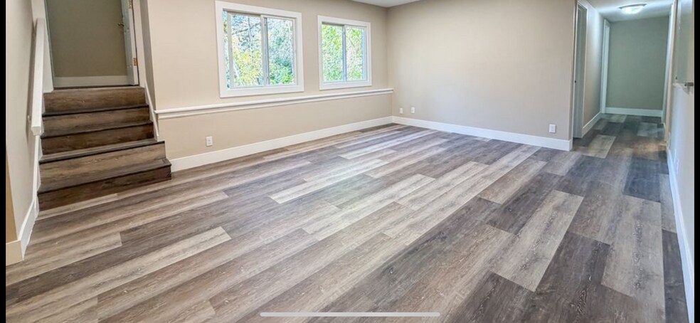 Building Photo - 573 Maple Sq