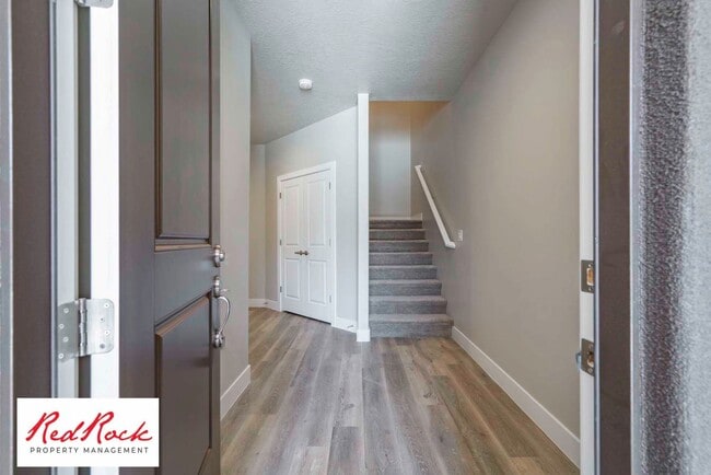 Building Photo - Modern 4-Bed Townhome in Hurricane Heights