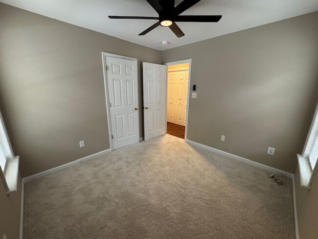 Building Photo - Short term lease available!