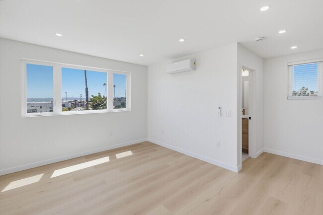 Building Photo - Breathtaking Bay Views & Large Private Deck - Walking Distance To Mission Bay