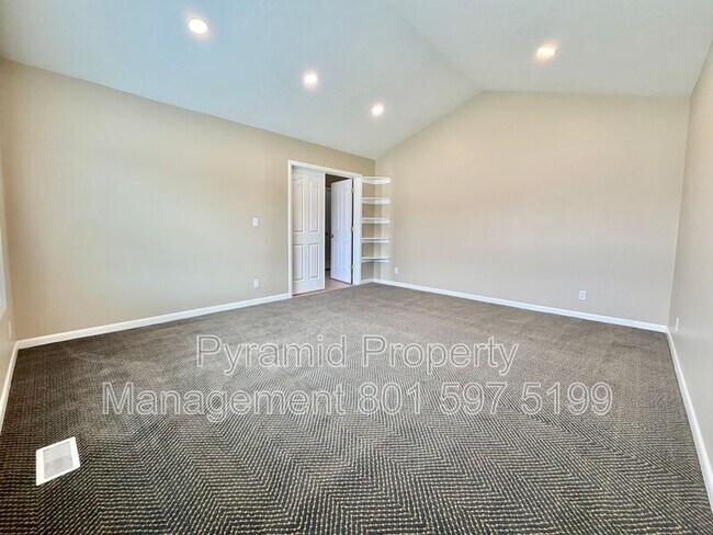Building Photo - 961 Golden Pheasant Dr