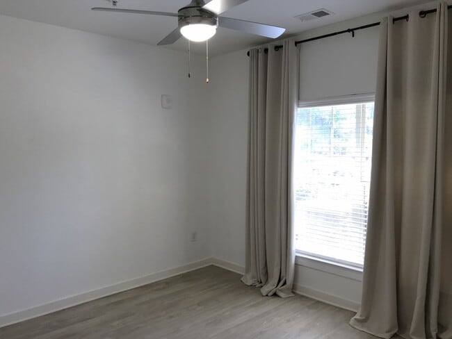 Building Photo - Charming ground-level 1 bed / 1 bath condo...