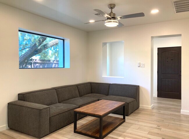 Building Photo - 1102 W Erie St