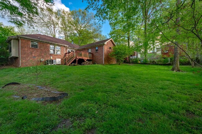 Building Photo - 3 bd/2bth w/fenced in yard, 15 min from do...