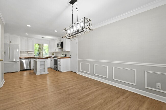 Building Photo - 1382 Center Lake Dr