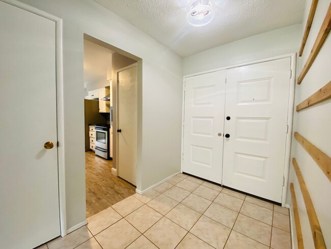 Building Photo - $2,100 Charming 3 Bedroom Home With 2 Livi...