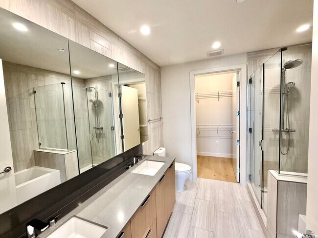 Building Photo - Gorgeous 30th Floor 2BD / 2BA Corner Sky R...