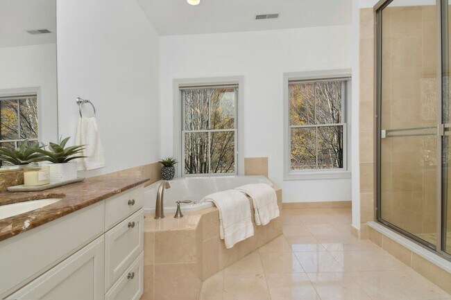 Building Photo - 3 Regency Pl