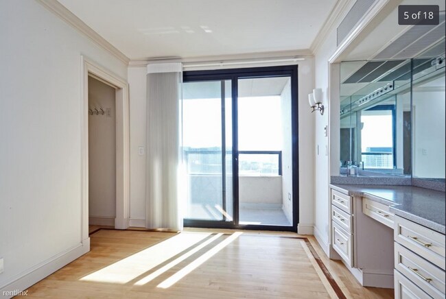 Building Photo - 2 br, 2 bath  - 85 E India Row Apt 23C