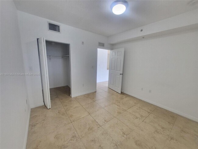 Building Photo - 435 SW 12th Ave