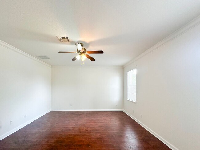 Building Photo - Beautiful 3/2 in Winding Cove with large f...