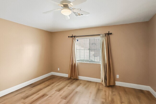 Building Photo - Beautiful, Single Story, 2 bed, 2 bath, To...