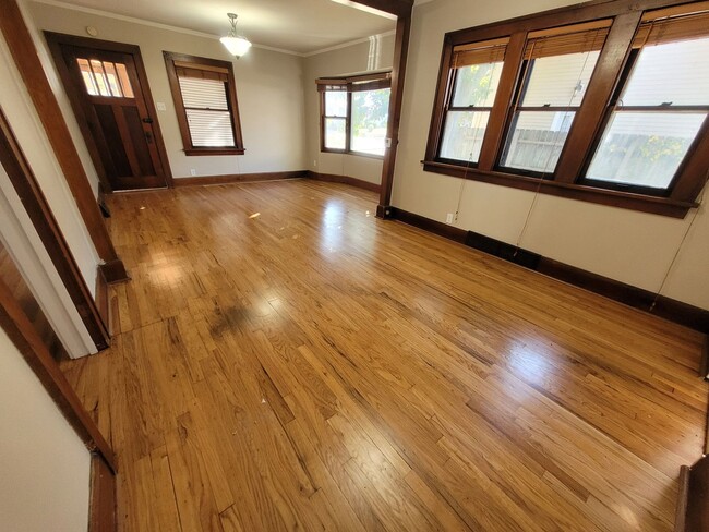 Building Photo - Two bedroom home, beautiful hardwood floors!