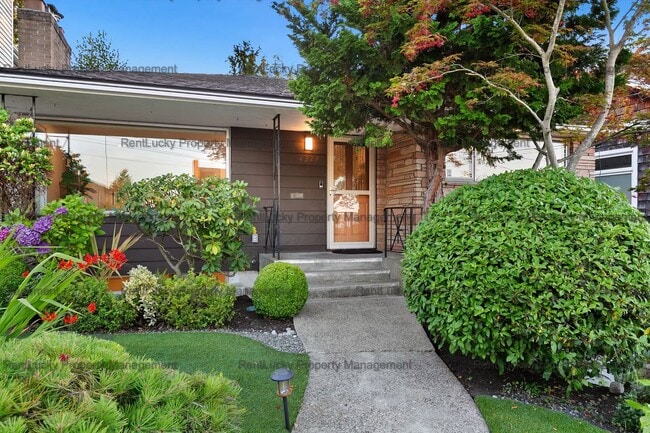 Building Photo - Charming Magnolia Home with Sunny Deck & F...
