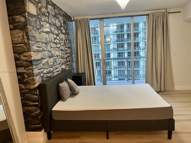 Building Photo - 1750 N Bayshore Dr