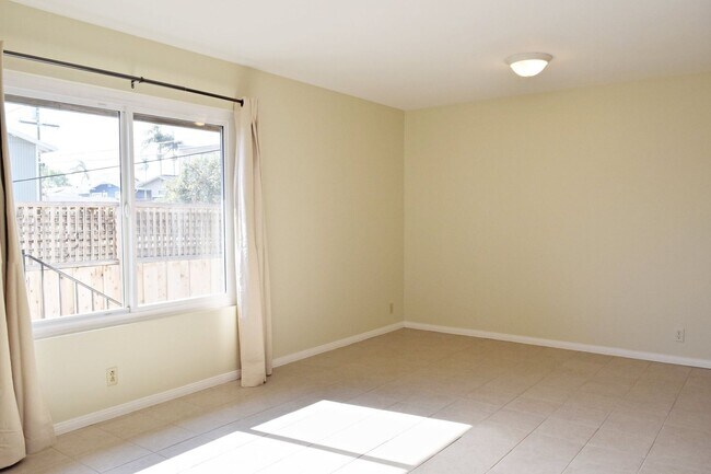 Building Photo - Upstairs 2BR/1BA North Park Apt with Assigned Parking and Laundry On-Site!