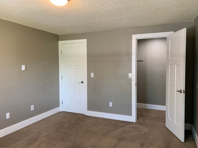 Building Photo - APPLICATION PENDING - Lovely modern 2 bedroom upstairs unit