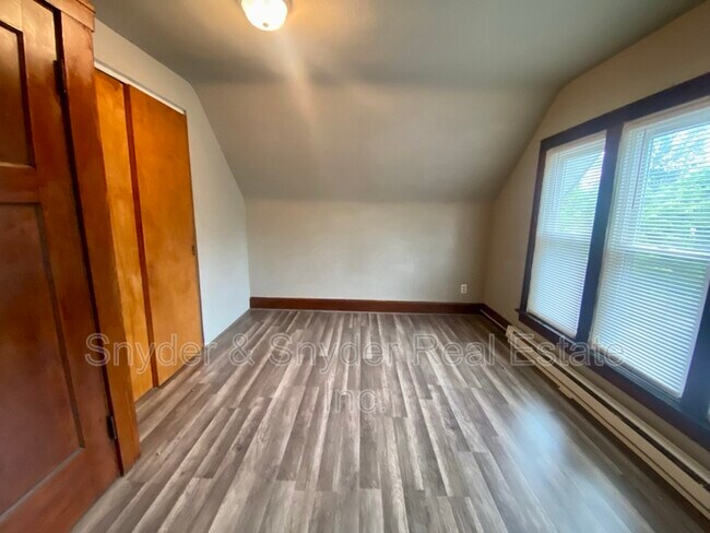Building Photo - 438 Crestwood Ave