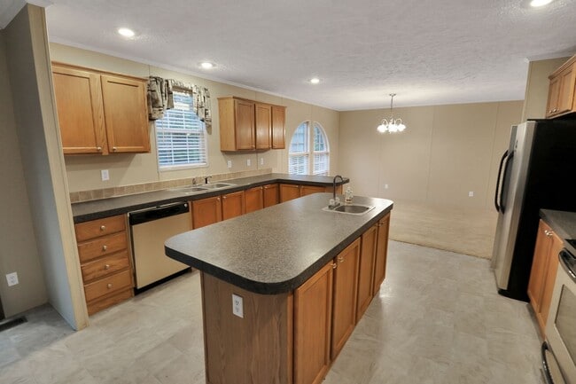 Building Photo - Country Living in New Kent County!