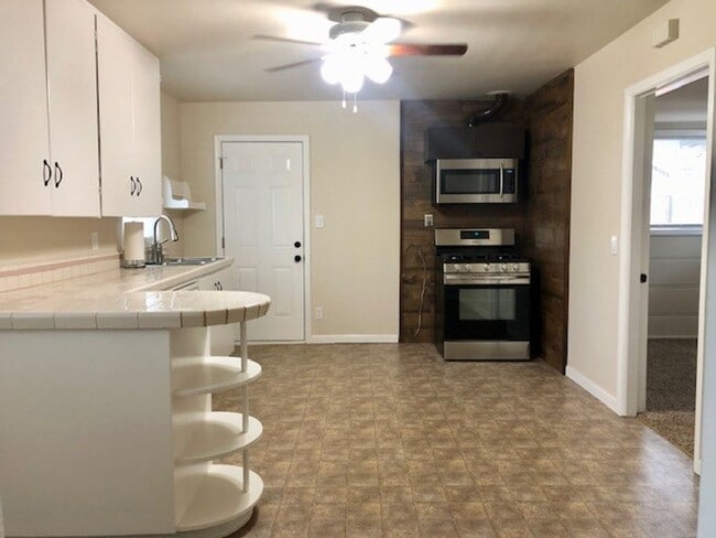 Building Photo - Charming 2 bedroom, 1 bath home near Sutte...