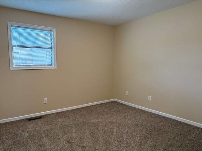 Building Photo - 2 Bedroom, 1.5 Bathroom Condo in Winston-S...