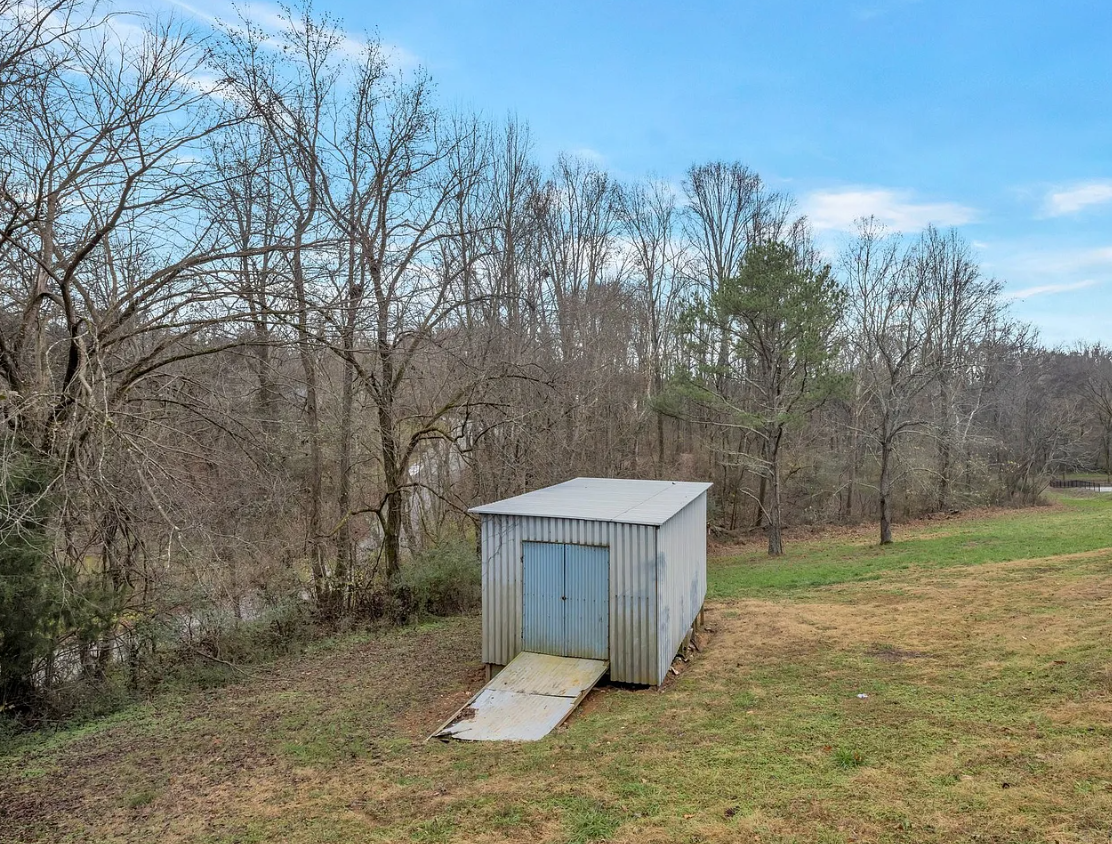 Building Photo - 15 Lakeview Dr