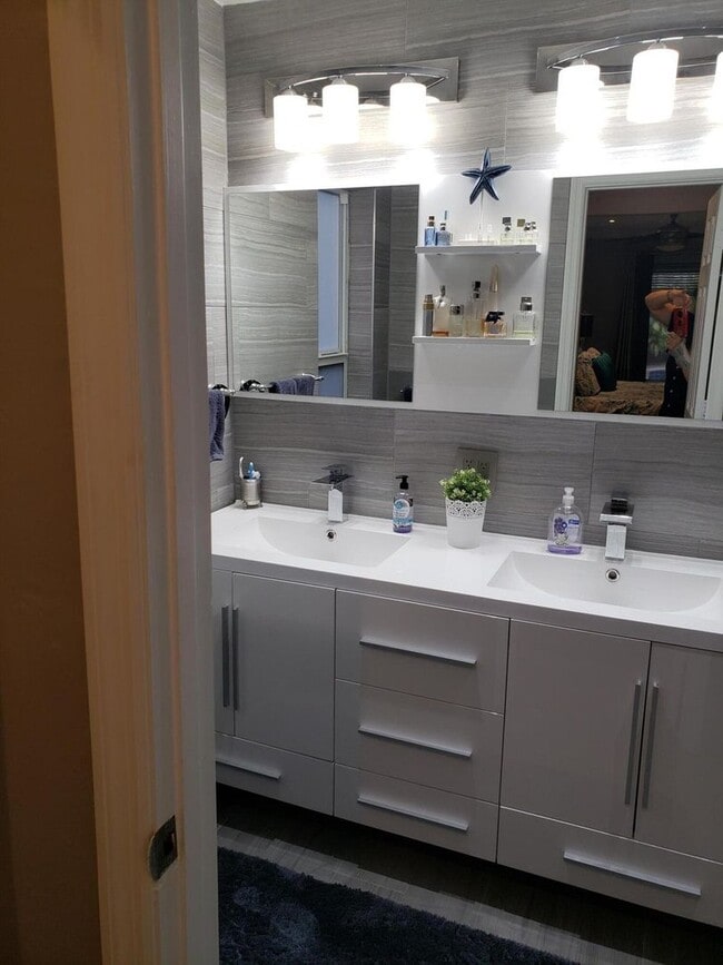 Building Photo - 1402 SW 25th Ave