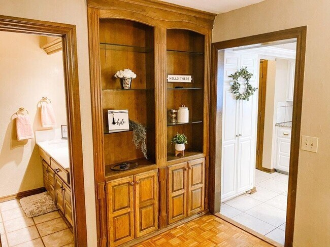 Building Photo - 4 or 5 bedroom and a bonus room with 4 baths for rent in SW OKC (Moore schools)!  Lots of space a...