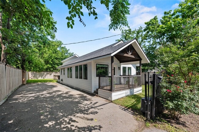 Building Photo - 3211 Cochran St