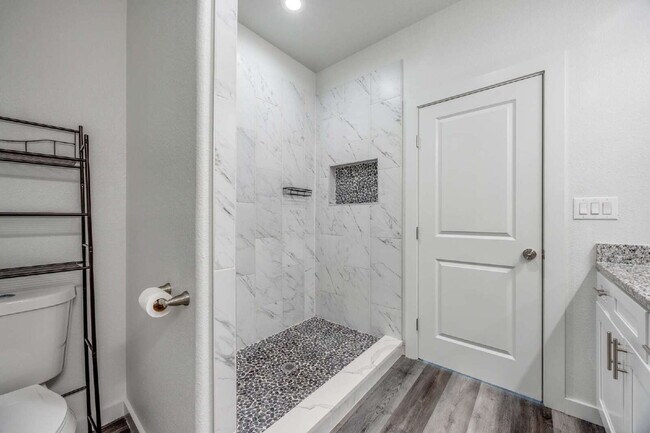 Building Photo - 3-Bed Home with Fenced Yard & Attached Garage in Sunny Side – Denison