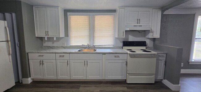 Building Photo - Updated 3/1 College Hill Home- Move In Ready!