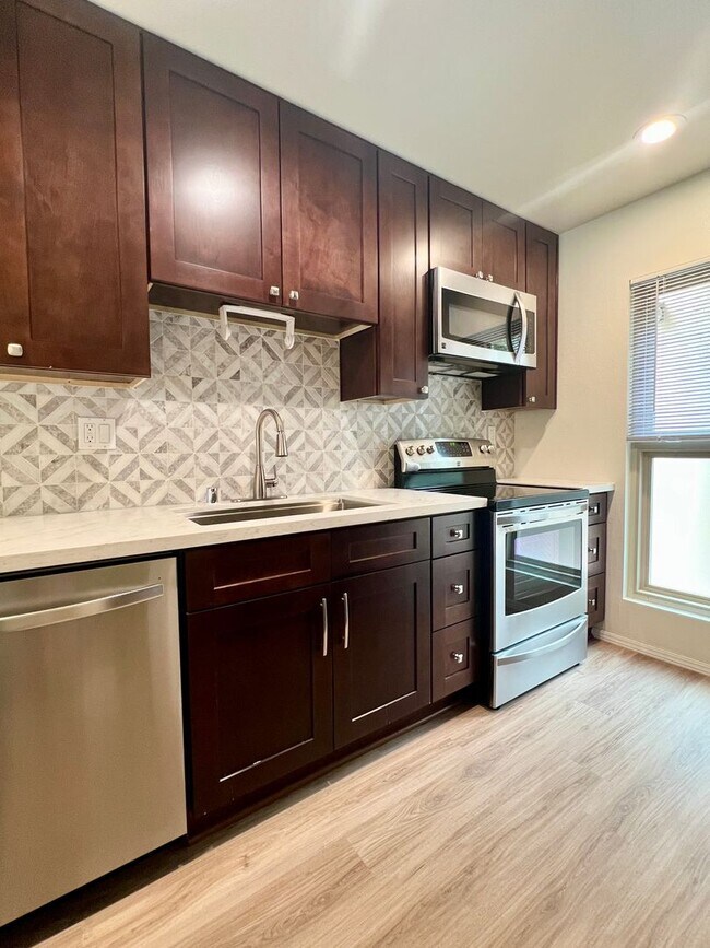 Building Photo - Beautiful Two Story 2Bd 1.5Ba Townhouse Ne...