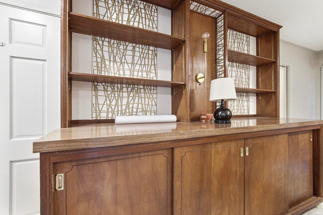 Building Photo - 215 Live Oak Ave E