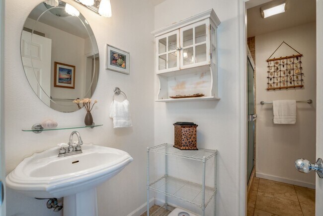 Building Photo - Fully Furnished 2 Bed/1.5 Bath, Maui Gardens Condo with Resort Amenities and Steps to the Beach!