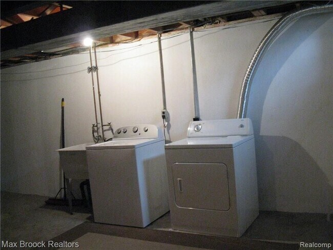 Building Photo - 1859 Wickham St