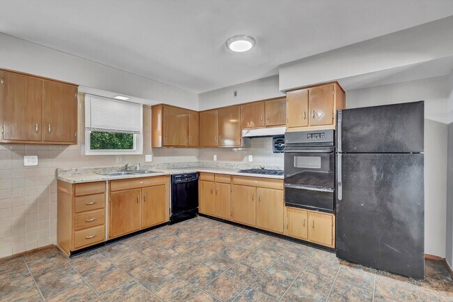 Building Photo - Spacious Single Family Home In Florissant with a Walk Out Basement!!