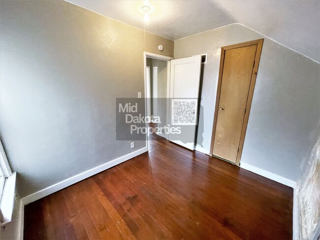 Building Photo - 1000 W 3rd- 5 bedroom, 2 bathroom, Attache...