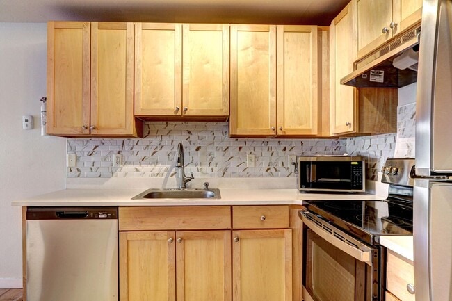 Building Photo - Renovated 1 Bedroom 1 Bathroom Townhome in the Posh Steel Yards Development! Available July 2025