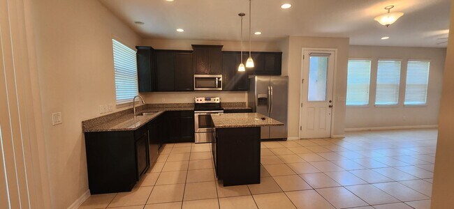 Building Photo - Great Townhouse Belle Isle