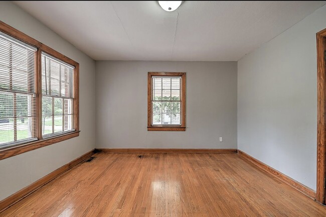 Building Photo - 401 Hillcrest Dr