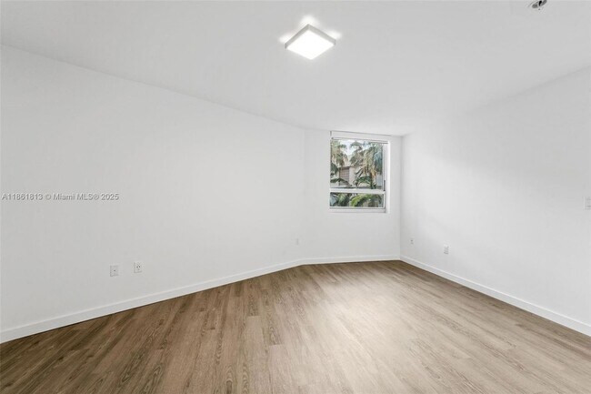 Building Photo - 1500 Bay Rd
